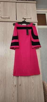 Красивое платье ярко розового цвета