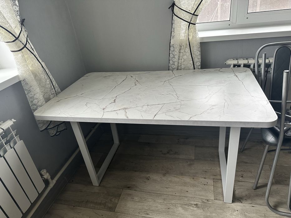 Продам стол обеденный