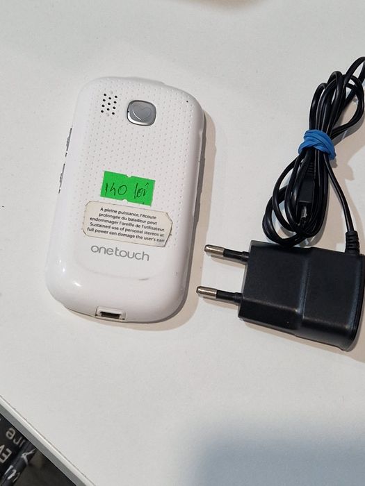 Super telefon cu butoane mari și display generos