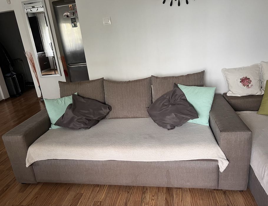 Canapea extensibila cu loc de depozitare.