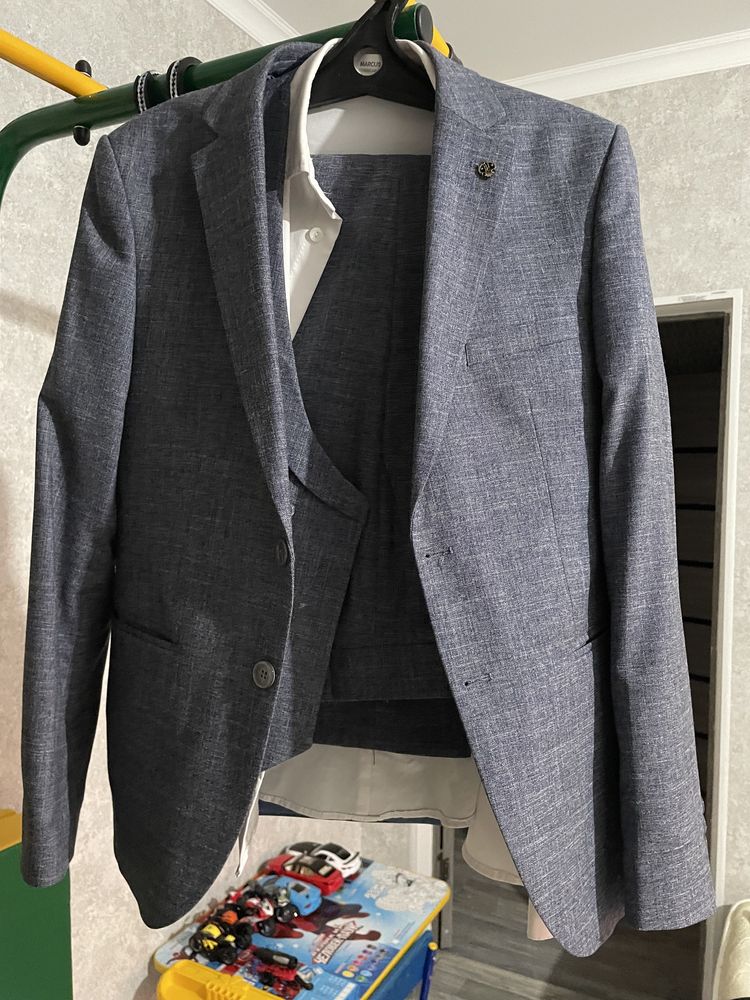 Новый Костюм тройка брюки пиджак и желетка отличный материал ткань 46