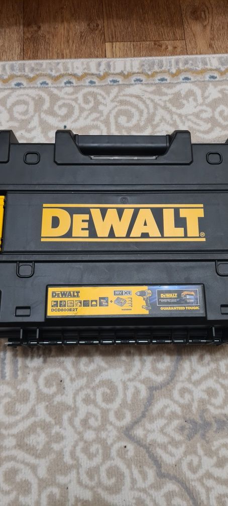Продам шуруповерт DeWALT DCD800E2T