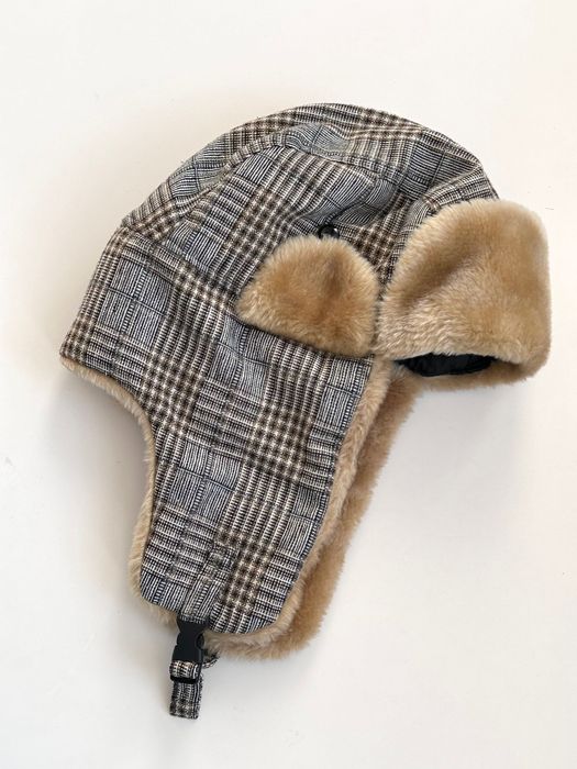 Интересна и кокетна зимна дамска шапка Laura Marconi