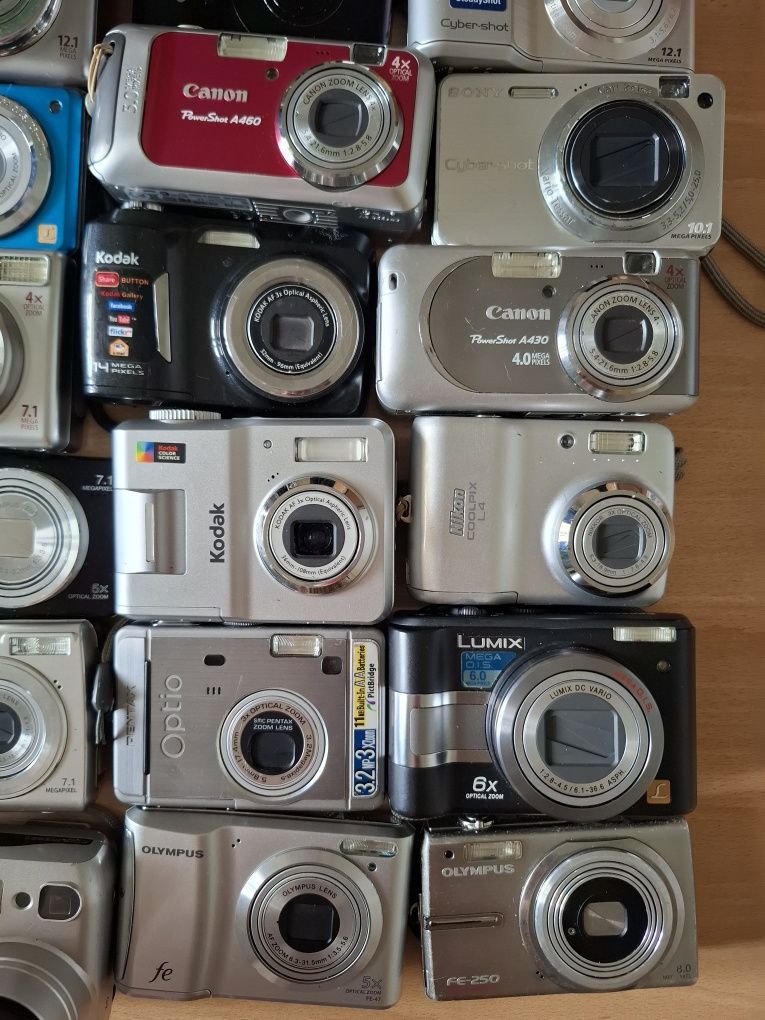Комплект Компактен дигитален фотоапарат
