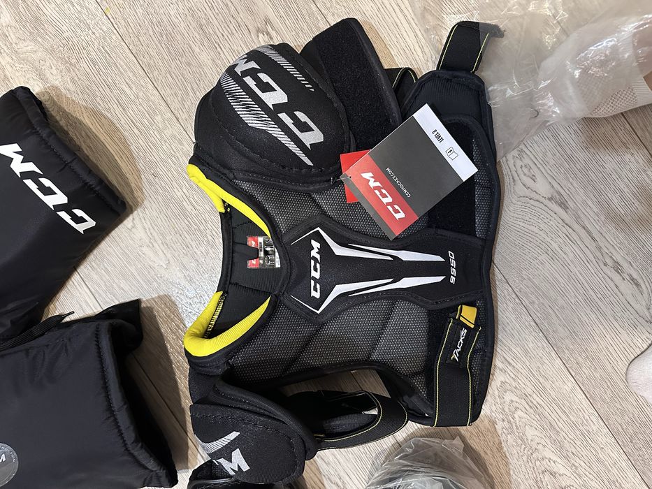 Продам фирменную детскую хоккейную форму новую