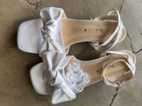 Сватбени бели обувки