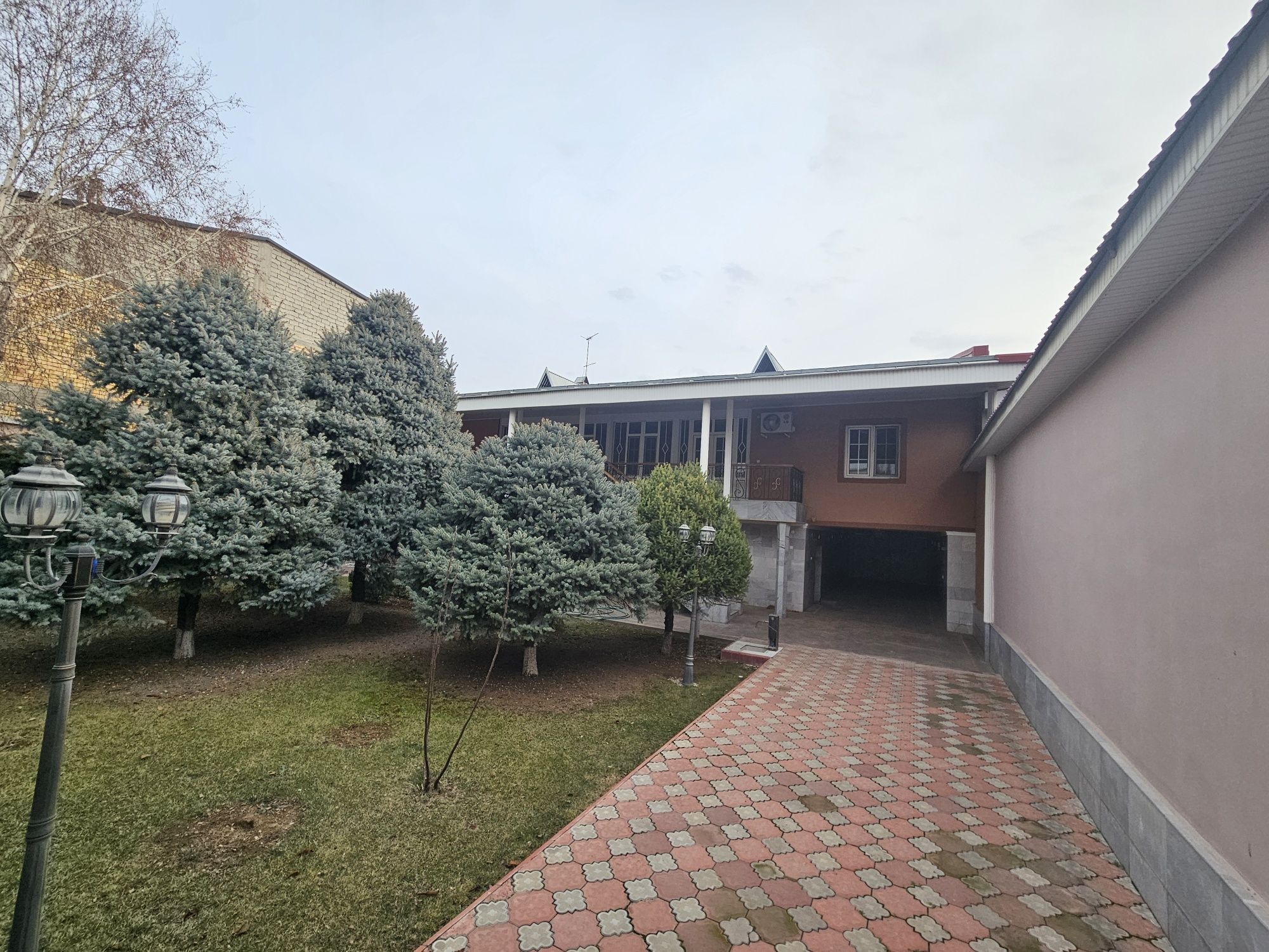 Продаётся евродом 6 сот. 6 комнат в элитной махалле Дурмень.