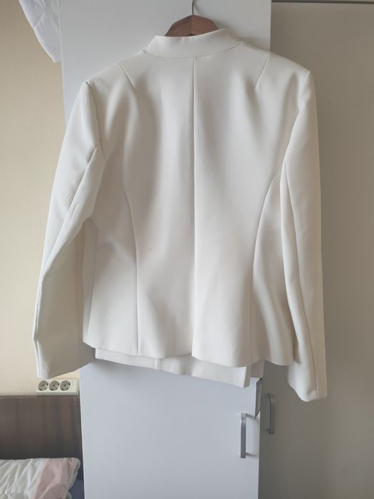 Марков дамски бял костюм.