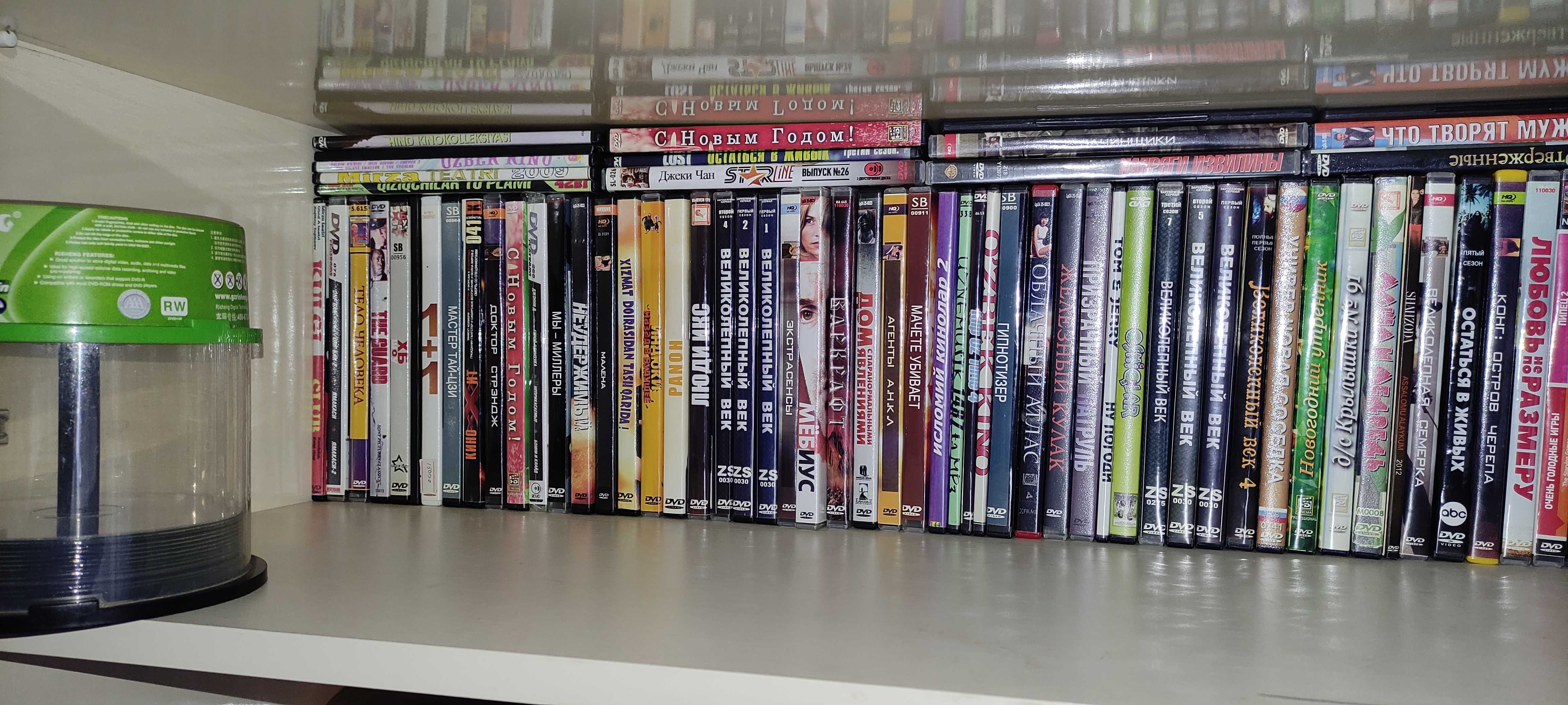 DVD диски в большом количестве.