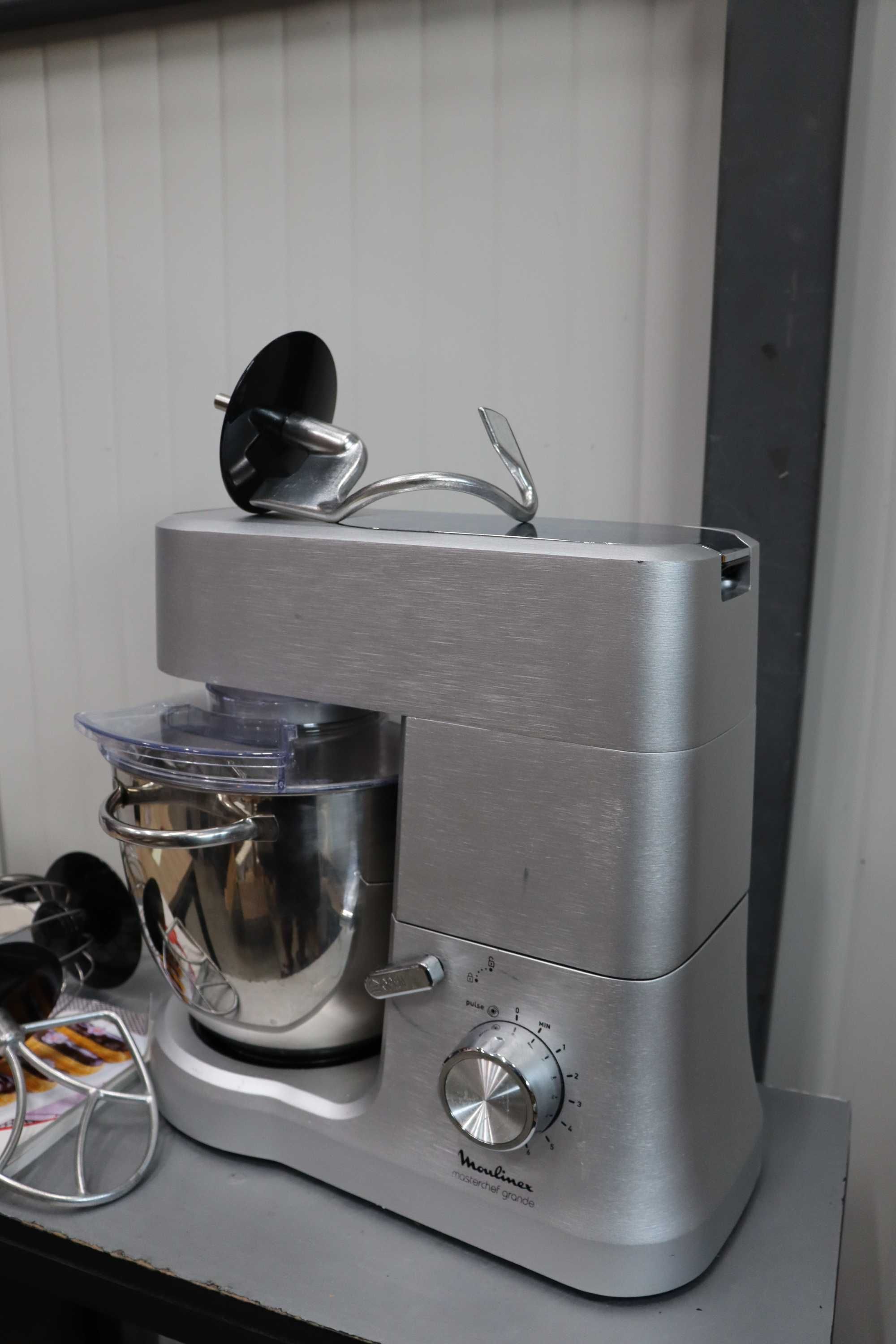 Moulinex Masterchef QA810D Планетарен миксер, 6,7L ,1500W, 8 скорости