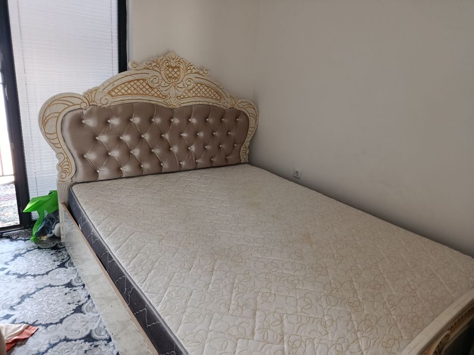 Диван для спальни. Состояние — как новый, использовался всего 1 месяц.