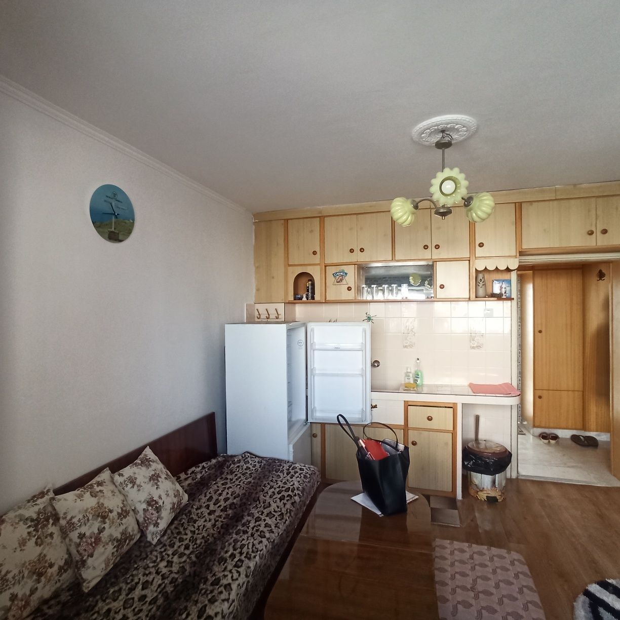 Агенция Селект предлага монолитен апартамент в кв.3чучура юг
