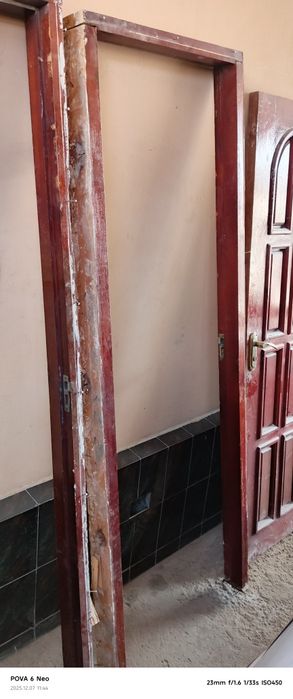 Дверь деревянная.