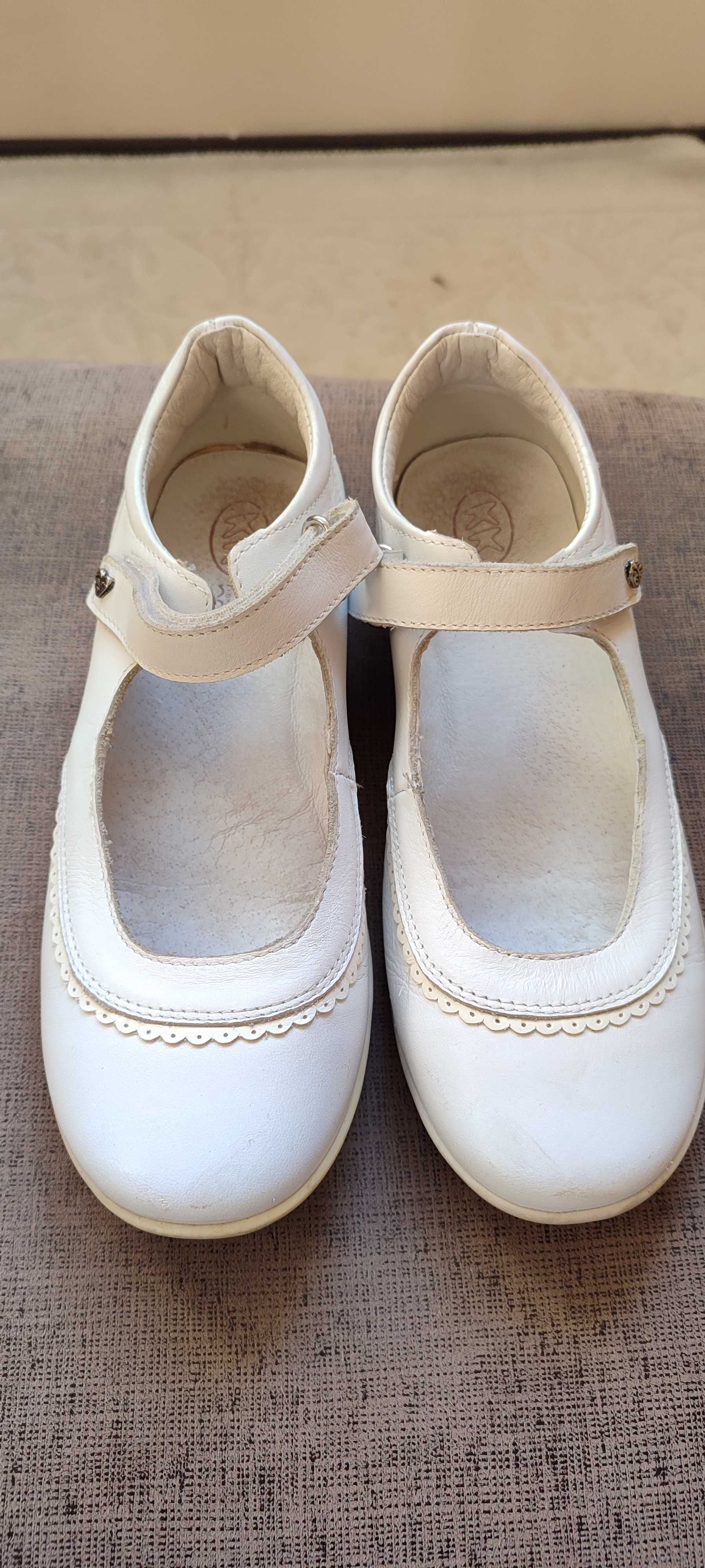 Елегантни детски обувки в бяло Колев и Колев