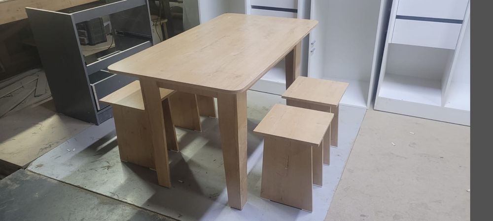 Стол + 4 табуретки