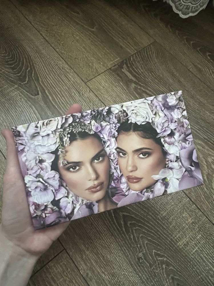 Vând paletă nouă Kendall by Kylie Cosmetics