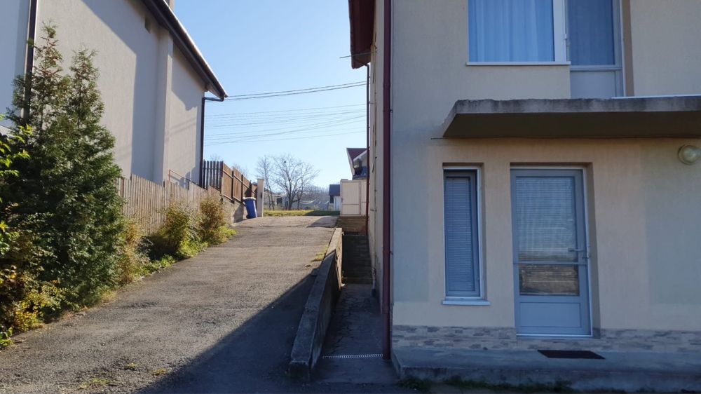 Garsoniera la casa cu curte