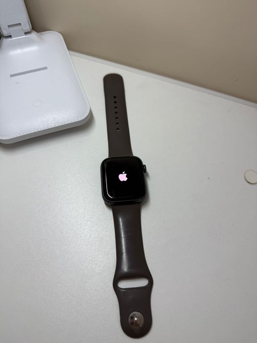 Продам часы Apple watch SE