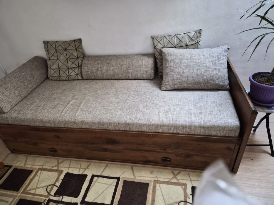 Мебели диван и гардероб