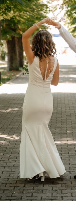 Vand Rochie de mireasa tip sirena + capã alba