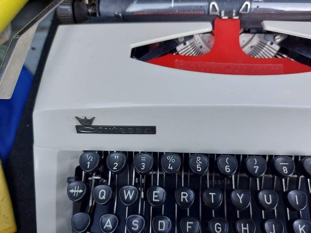 Mașină de scris clasică:Triumph Contessa de luxe
