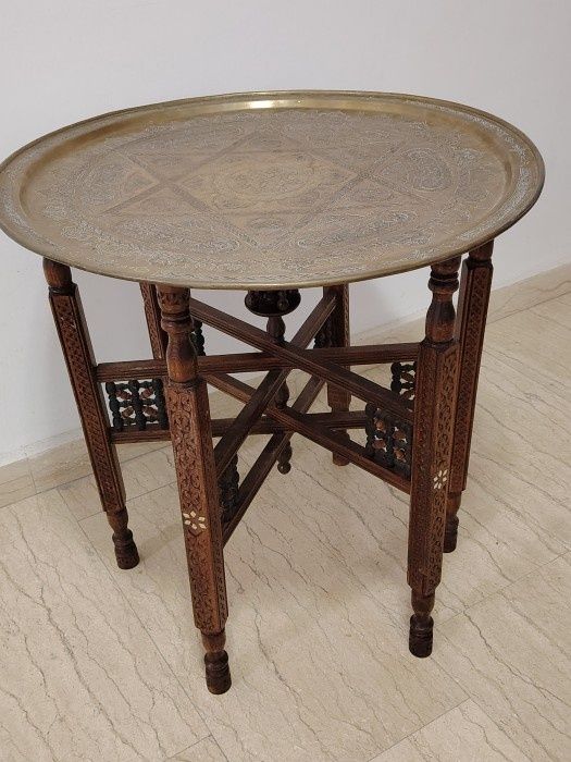 Superbă masuta in stil oriental de dimensiuni mari cu blat din alama g