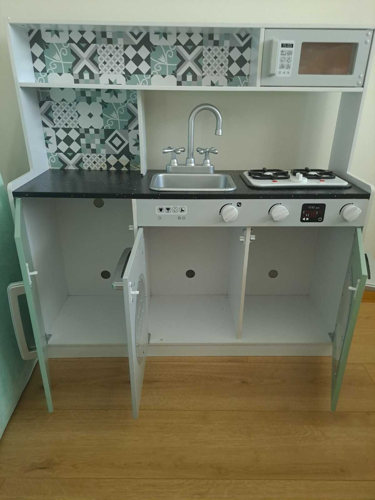 Детска кухня със светещи котлони в зелено и сиво