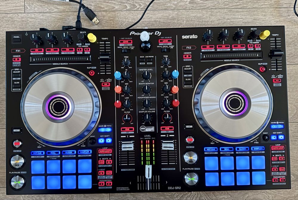 Pioneer DDJ-SR2 контролер с куфар UDG, Decksaver, ChromaCaps, Voucher