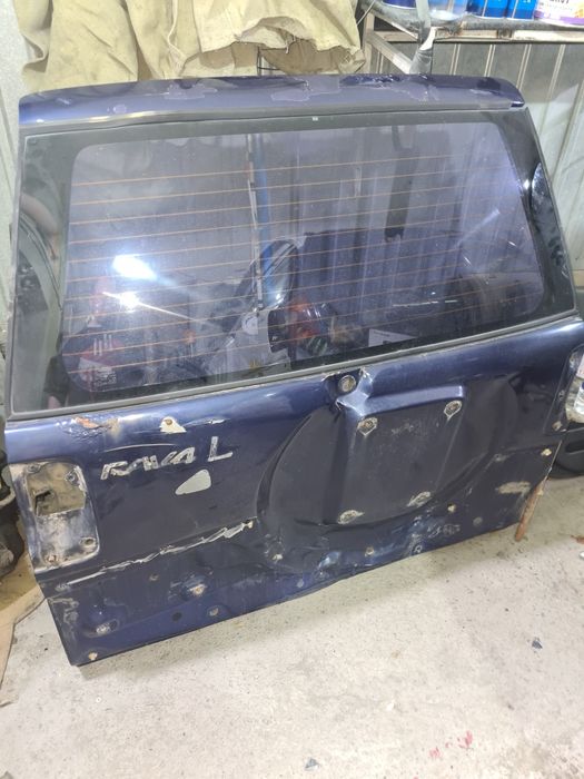 Продам недорого заднюю дверь на Тойота Раф 4