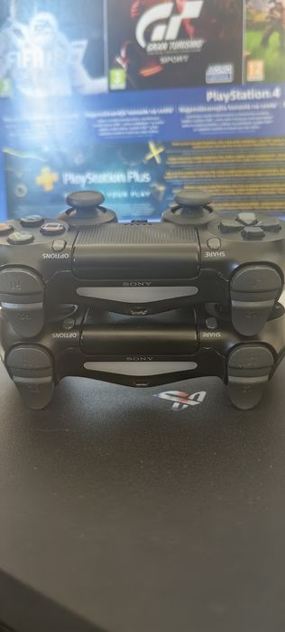 Продавам PS4 Slim (Playstation 4 Slim) + 2 контролера