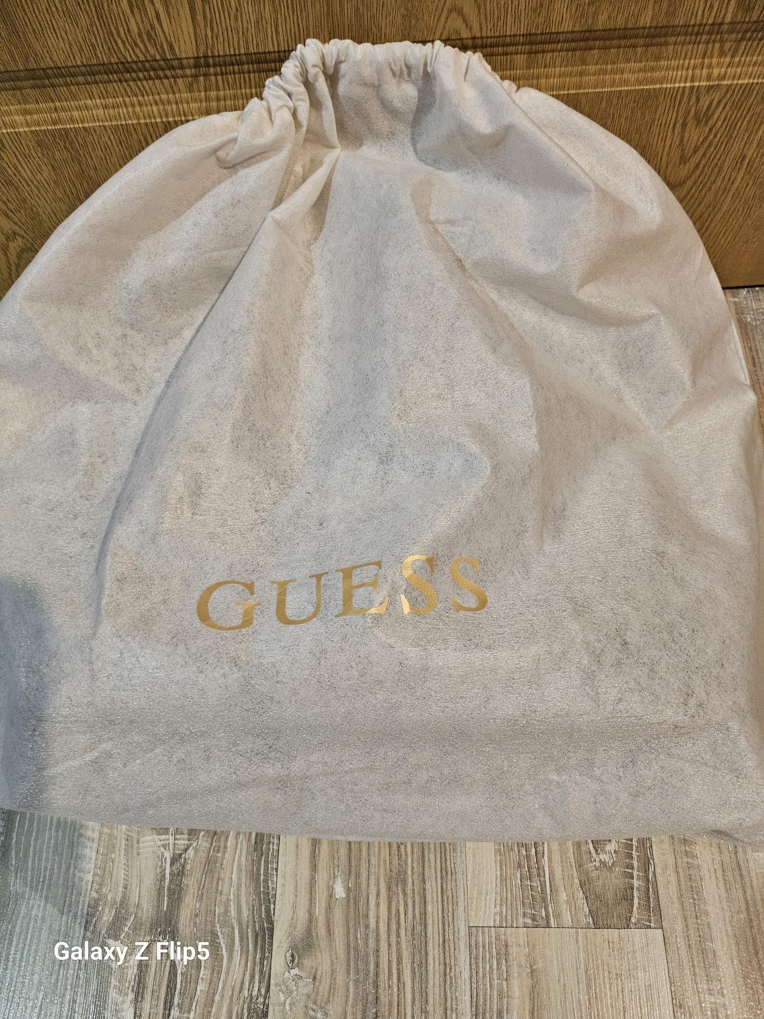 Продавам чанта GUESS