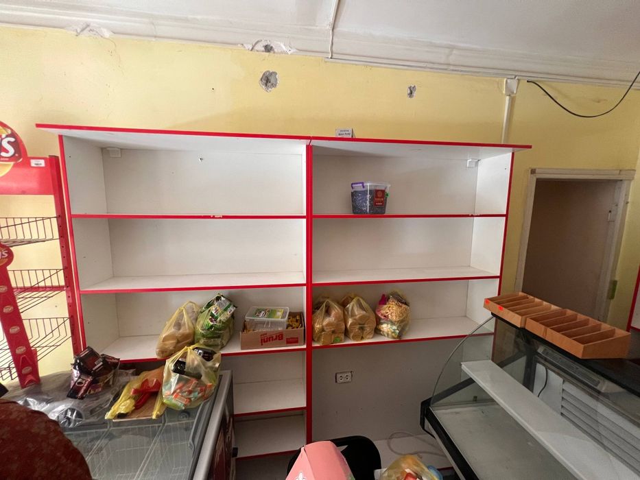 Магазинга полкалар , витринный холодилниклар сотилади