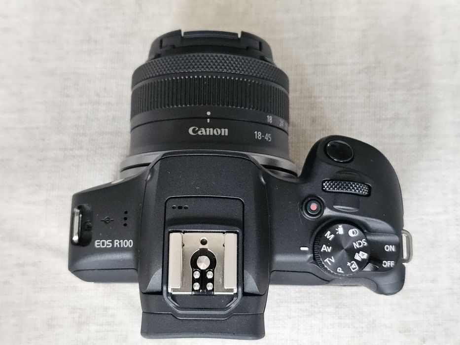 Продавам Canon EOS R100 + RF-S 18-45