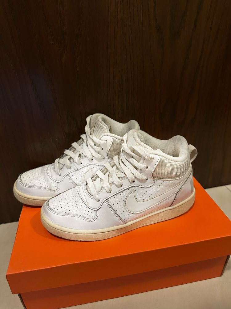 Бели кецове Nike