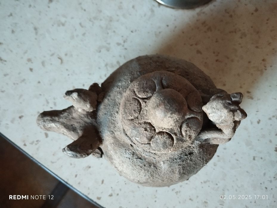 Старые горшочки.