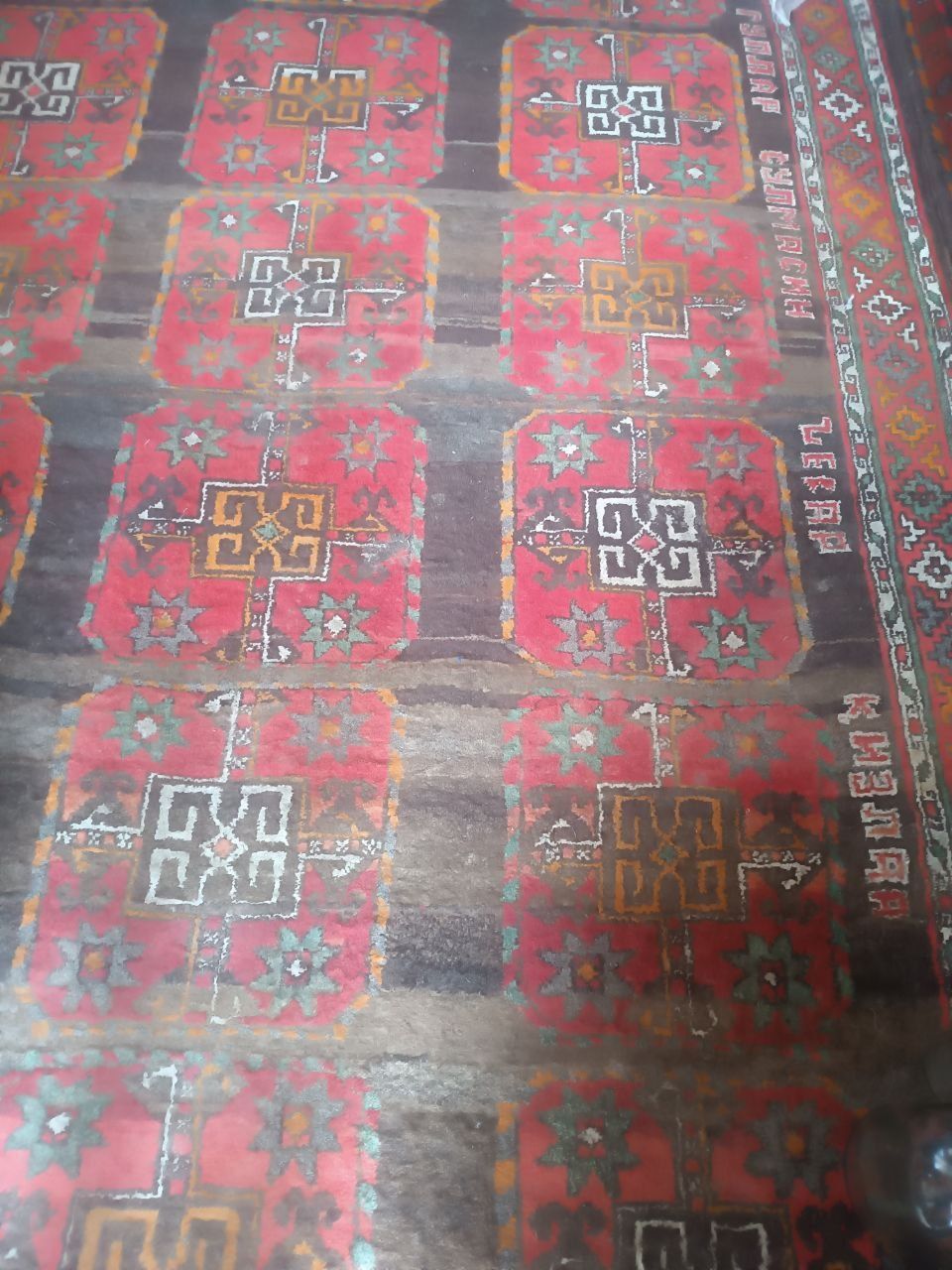 Qadimiy antikuvar gilamlar sotiladi