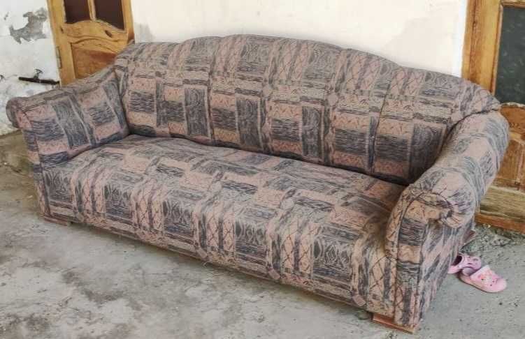 Продам диван в среднем состояние