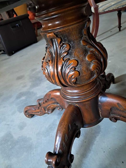 masa din lemn cu picior decorativ