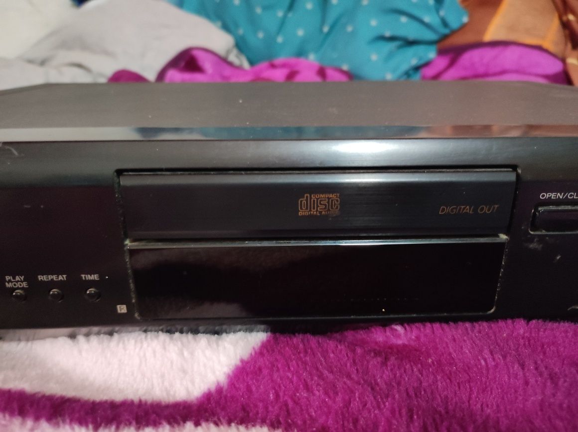 Vând compact disc player Sony