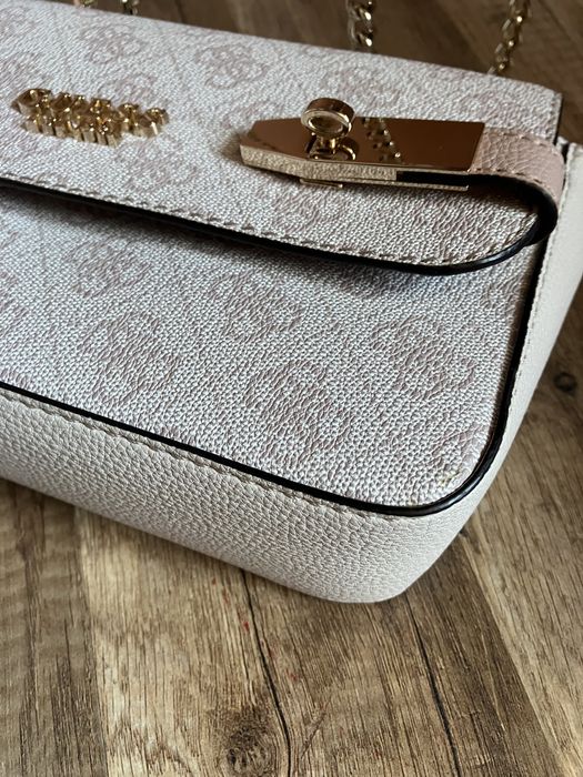 НОВА чанта Guess
