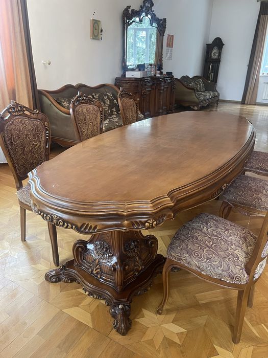 Продам стол для гостинной , дерево.