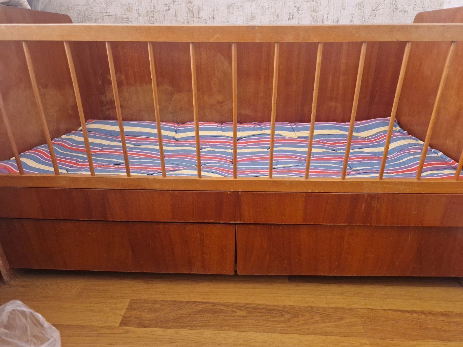 Детско легло с две чекмеджета
