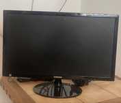Vand monitor samsung foarte putin folosit , cititi descrierea