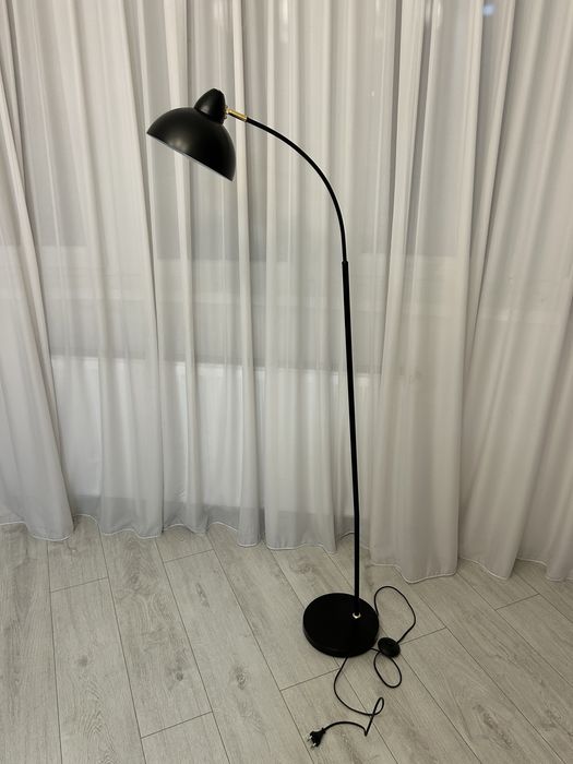 Lampadar negru din otel