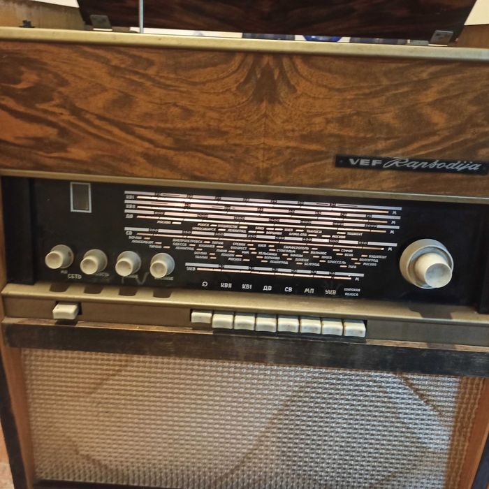 VEF Rapsodija радиограмофон Лампов - 70те г на XX век

цена 75 €вро