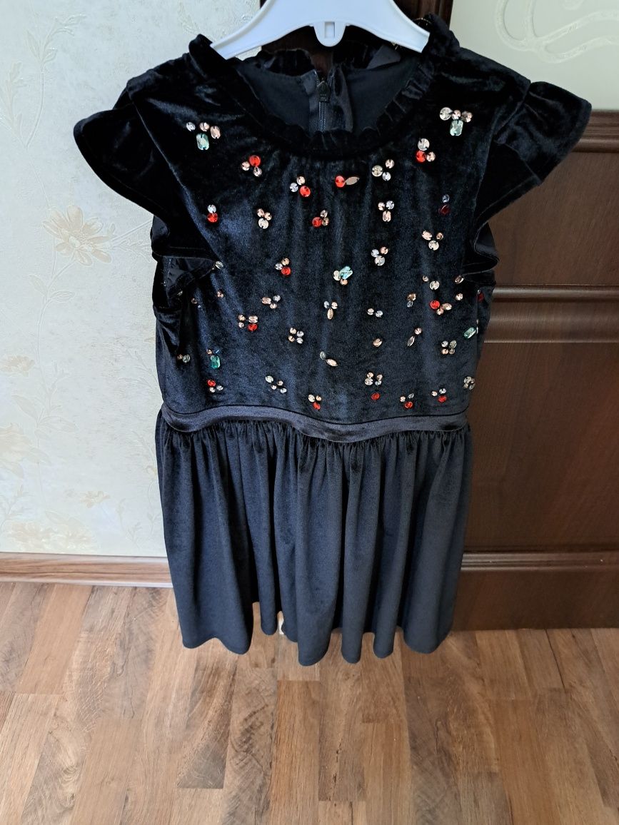 Продаётся платье чёрное бархатное с разноцветными камнями, размер 134