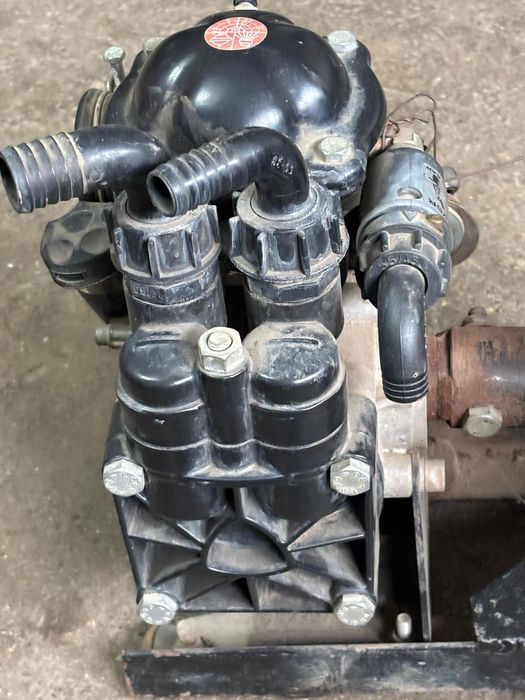 Vânnd diverse utilaje agricole.