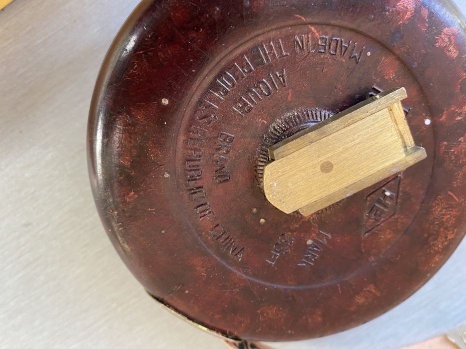 Много стара рулетка с бакелитова основа