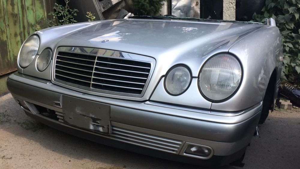 Передняя часть Мерседес W210.