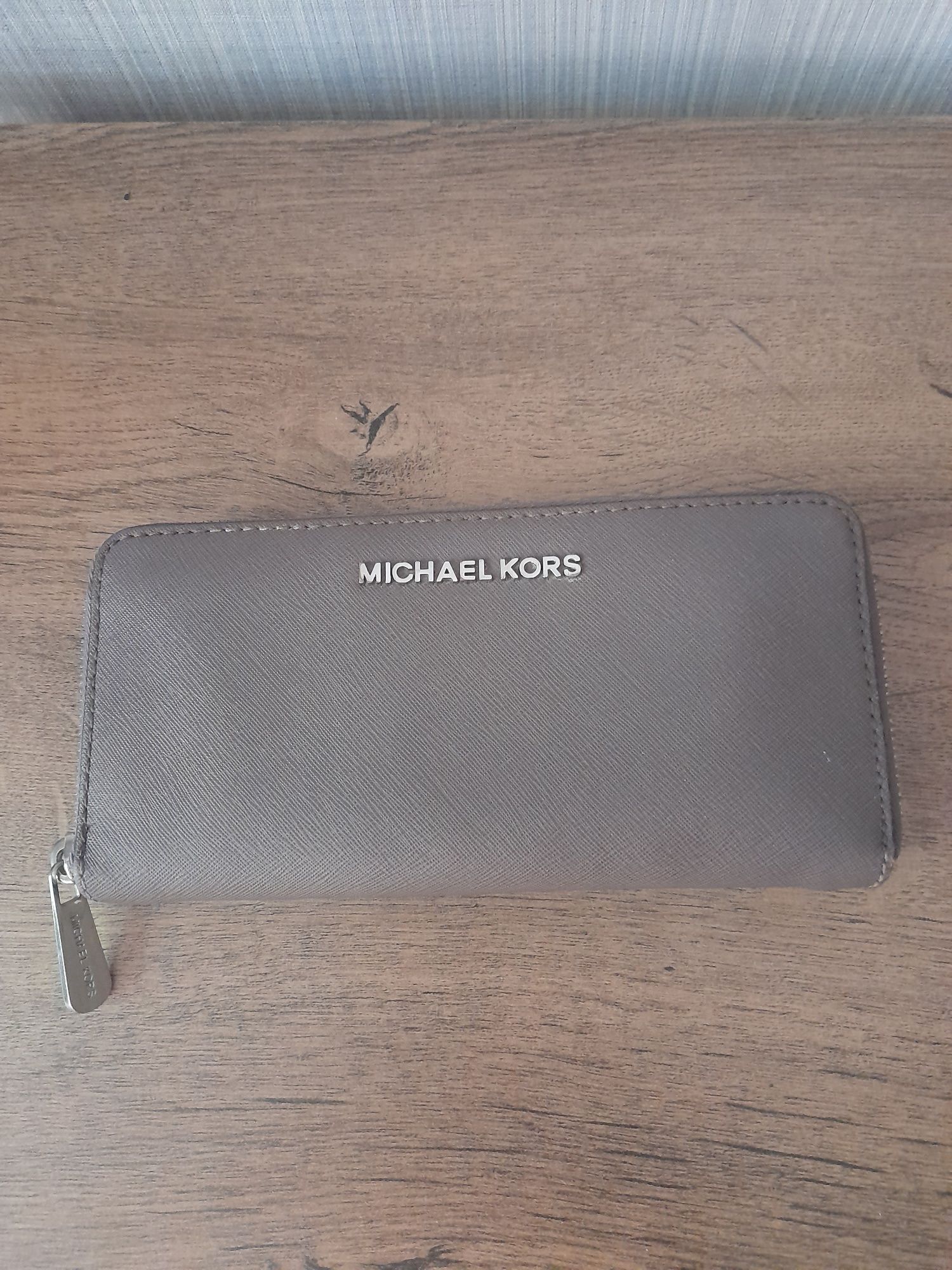 Mishael Kors дамско портмоне.